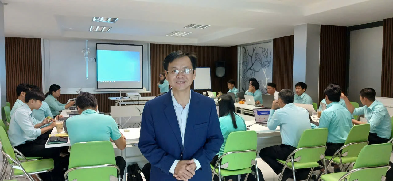 Ngô Quý Anh tại lớp đào tạo với học viên thực hành trên máy tính