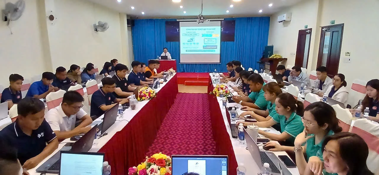 Học viên thực hành với laptop trong lớp đào tạo