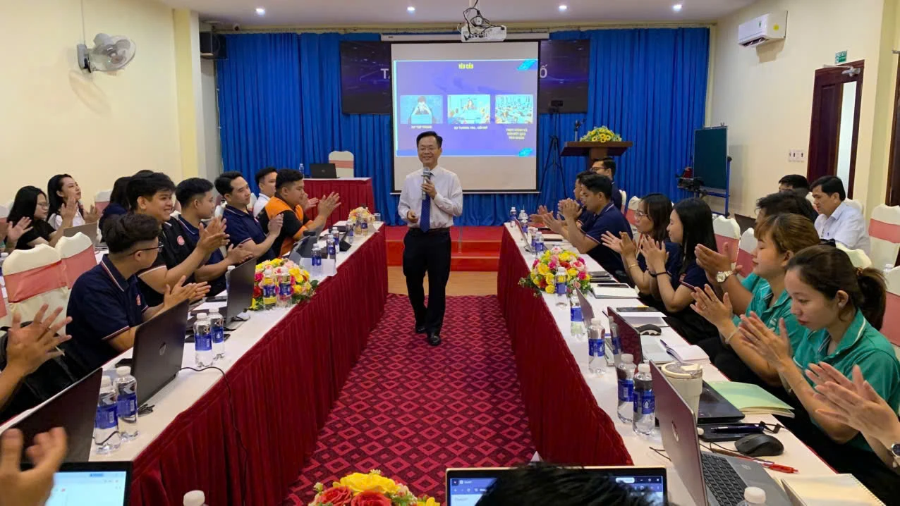 Ngô Quý Anh trao đổi trực tiếp cùng học viên trong lớp