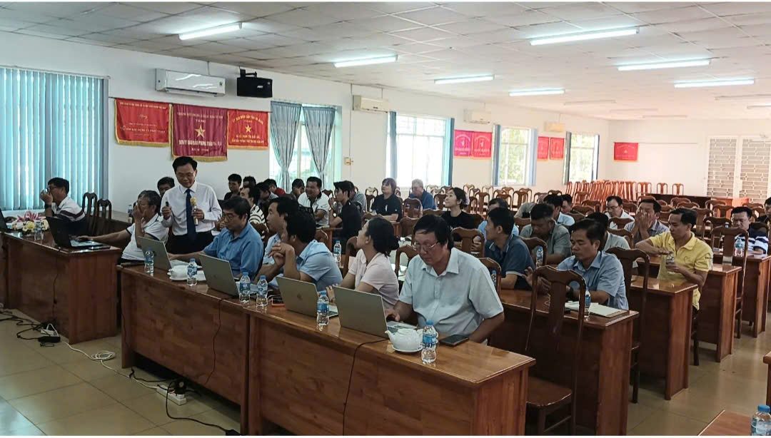 Học viên thực hành trên máy tính trong lớp học
