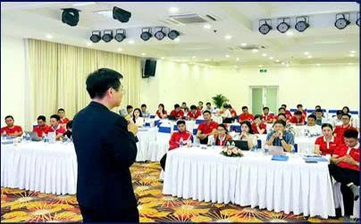 Ngô Quý Anh đứng lớp trong một buổi tập huấn có đông học viên