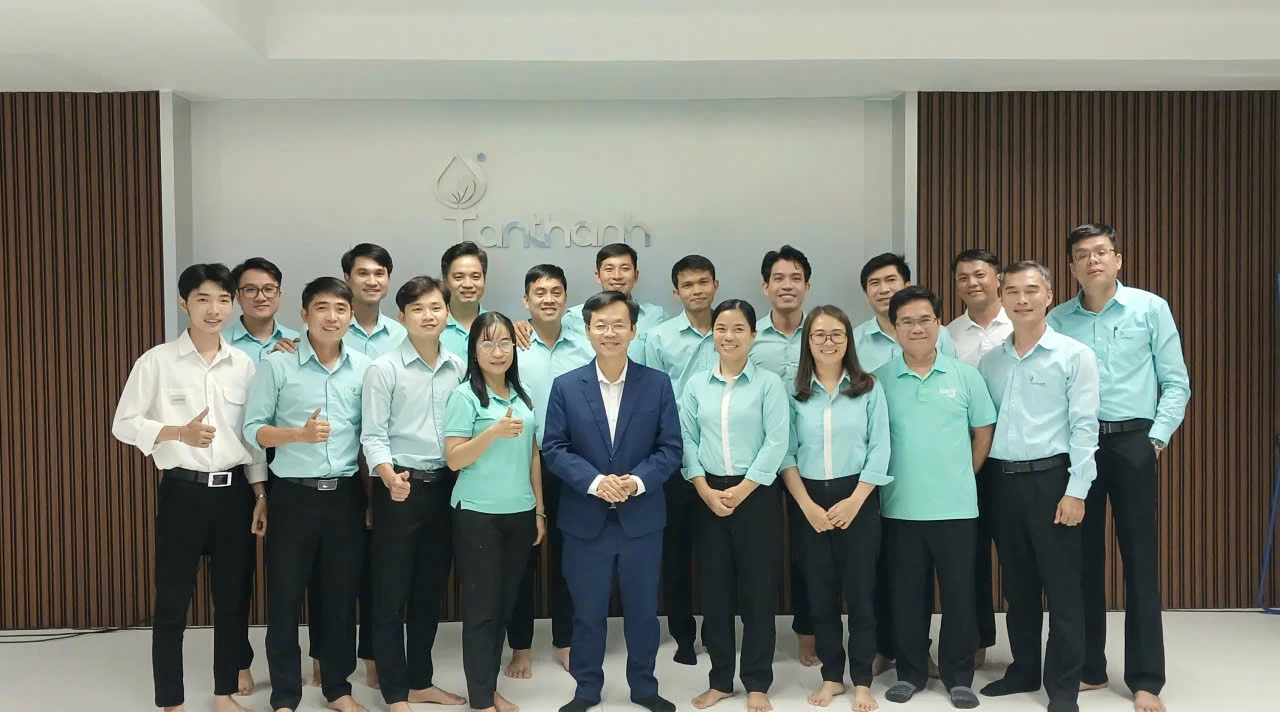 Ngô Quý Anh chụp ảnh cùng đội ngũ tham gia đào tạo