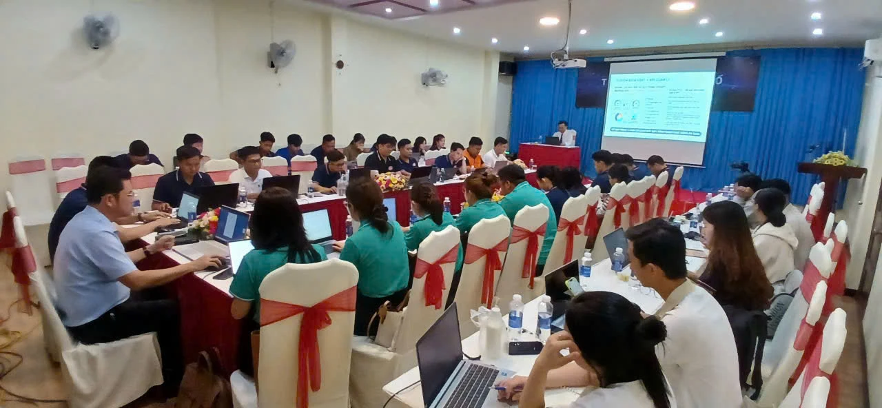 Đội ngũ tham gia học và thực hành trong phòng đào tạo