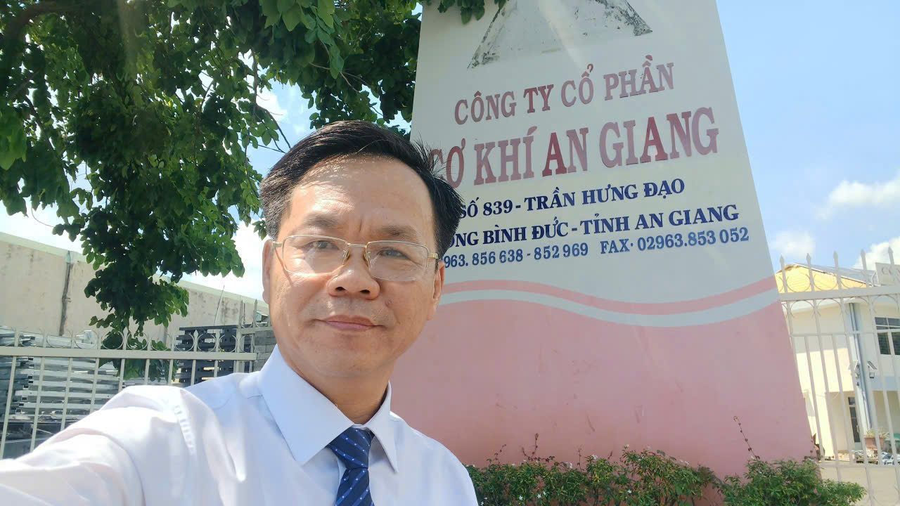 Ngô Quý Anh trước cổng Công ty Cổ phần Cơ khí An Giang