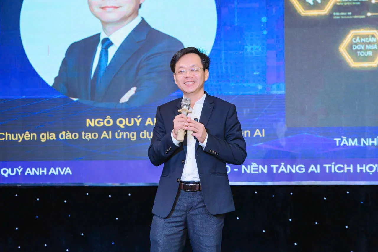 Ngô Quý Anh chia sẻ trên sân khấu với micro